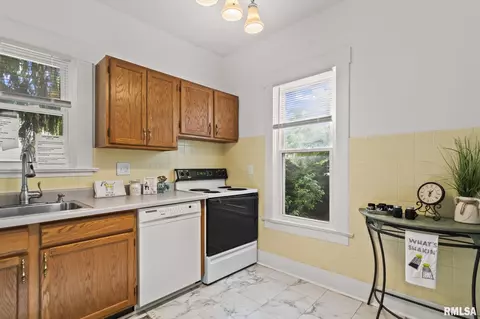 Kitchen - 1941 S Whittier Ave, Springfield, IL 62704 photo 2 of 3