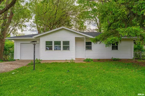 212 Palmer Ave, Lincoln, IL 62656