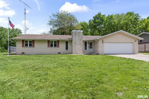 16 Holiday Ln, Riverton, IL 62561