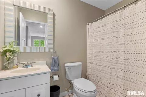 Bath - 4414 Comanche Dr, Springfield, IL 62711 photo 3 of 5