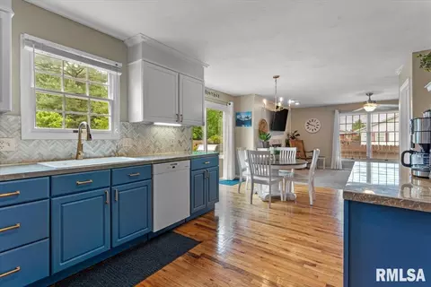 Kitchen - 4414 Comanche Dr, Springfield, IL 62711 photo 2 of 3