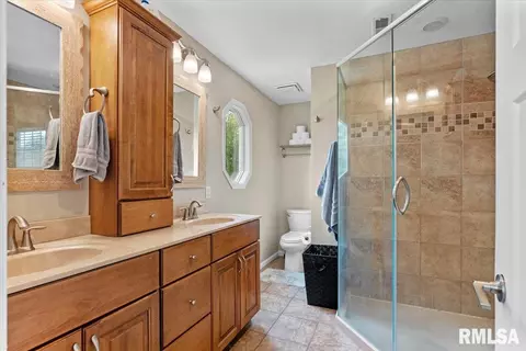 Bath - 4414 Comanche Dr, Springfield, IL 62711 photo 2 of 5