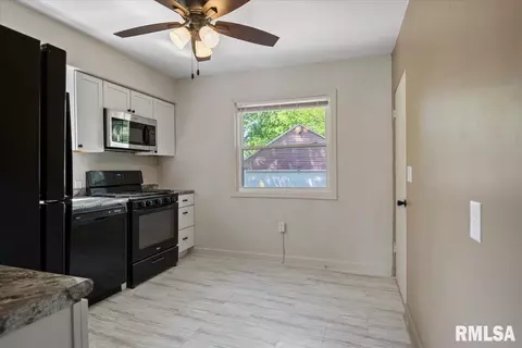 Entry Way - 3211 S 3rd St, Springfield, IL 62703 photo 1 of 4