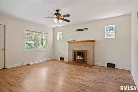Living - 3211 S 3rd St, Springfield, IL 62703 photo 2 of 4
