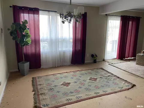 Living - 1910 Jeanette Ln, Springfield, IL 62702 photo 4 of 10