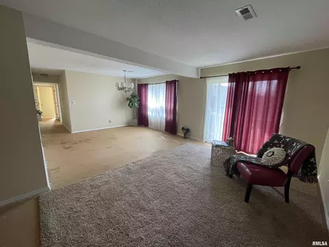 Living - 1910 Jeanette Ln, Springfield, IL 62702 photo 7 of 10