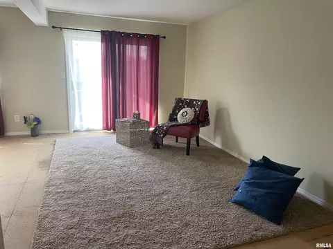 Living - 1910 Jeanette Ln, Springfield, IL 62702 photo 8 of 10
