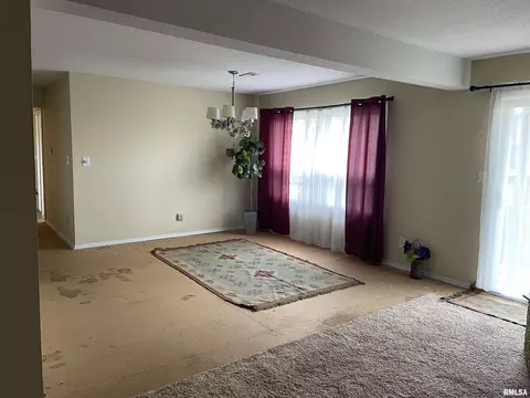 Living - 1910 Jeanette Ln, Springfield, IL 62702 photo 5 of 10