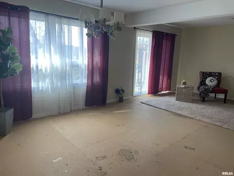 Living - 1910 Jeanette Ln, Springfield, IL 62702 photo 6 of 10