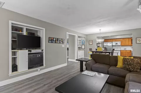 Living - 9 Blackberry Run, Springfield, IL 62704 photo 6 of 6