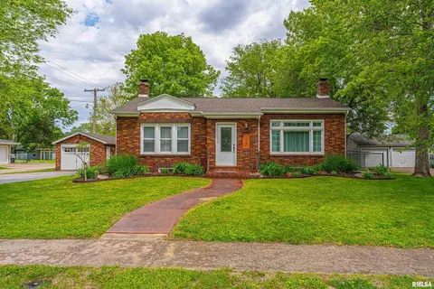 166 E Hamilton St, Warrensburg, IL 62573