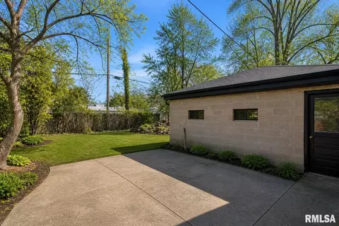 Exterior - 2308 S Walnut St, Springfield, IL 62704 photo 3 of 4