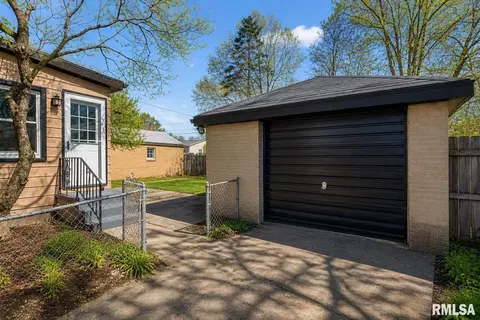 Exterior - 2308 S Walnut St, Springfield, IL 62704 photo 4 of 4