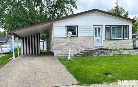 1006 W England St, Taylorville, IL 62568