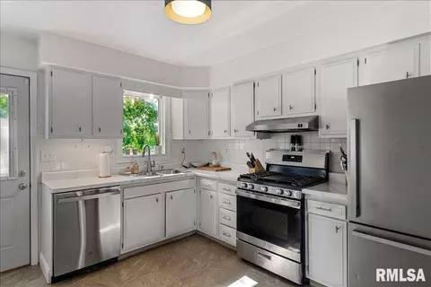 Kitchen - 2308 Tamaroa Trl, Springfield, IL 62702 photo 3 of 3