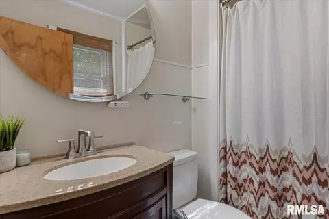 Bath - 2308 Tamaroa Trl, Springfield, IL 62702 photo 2 of 2