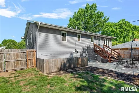 Exterior - 2308 Tamaroa Trl, Springfield, IL 62702 photo 7 of 10