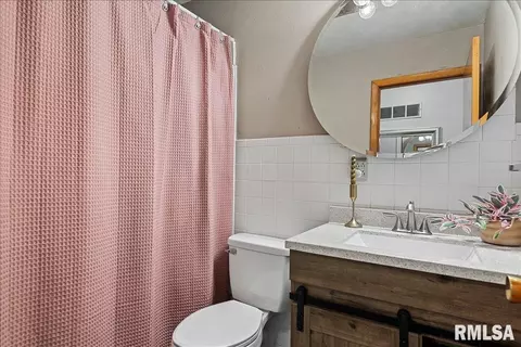 Bath - 2308 Tamaroa Trl, Springfield, IL 62702 photo 1 of 2