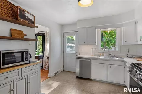 Kitchen - 2308 Tamaroa Trl, Springfield, IL 62702 photo 2 of 3