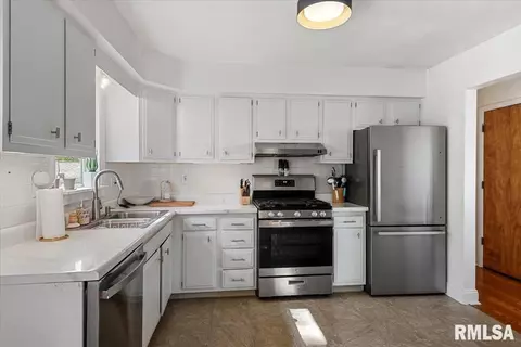 Kitchen - 2308 Tamaroa Trl, Springfield, IL 62702 photo 1 of 3