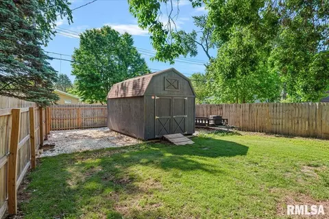 Exterior - 2308 Tamaroa Trl, Springfield, IL 62702 photo 5 of 10