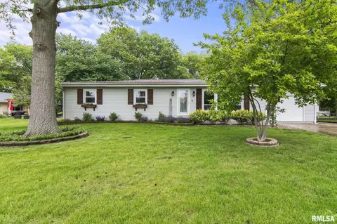 34 S State St, Divernon, IL 62530