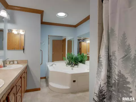 Bath - 4 Orchard Dr, Barry, IL 62312 photo 1 of 2