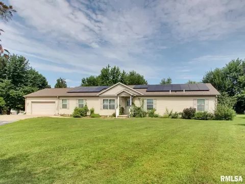4 Orchard Dr, Barry, IL 62312