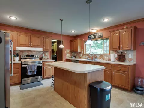 Kitchen - 4 Orchard Dr, Barry, IL 62312 photo 1 of 4