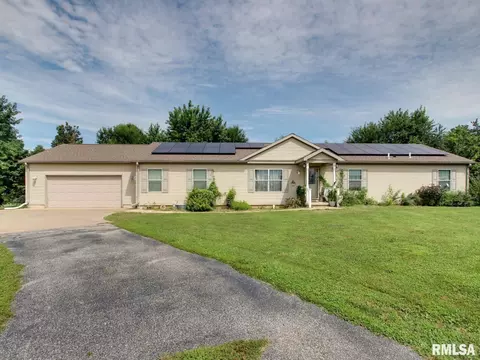 Exterior - 4 Orchard Dr, Barry, IL 62312 photo 2 of 4