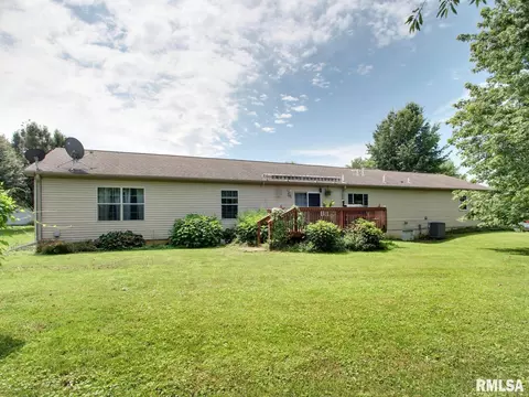Exterior - 4 Orchard Dr, Barry, IL 62312 photo 3 of 4