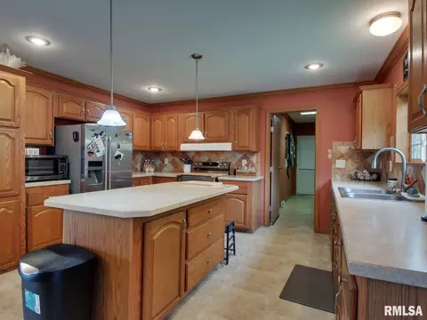 Kitchen - 4 Orchard Dr, Barry, IL 62312 photo 2 of 4