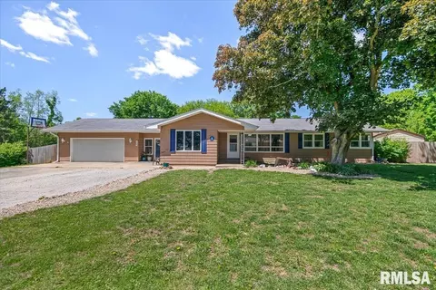 1 Sunnyside Acres Rd, Edinburg, IL 62531