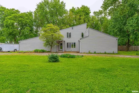 1122 E Pine St, Mason City, IL 62664