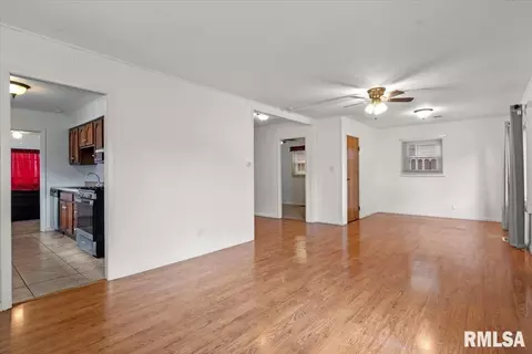 Living - 1638 W Capitol Ave, Springfield, IL 62704 photo 6 of 7