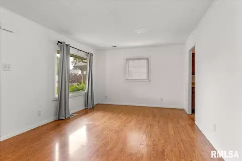 Living - 1638 W Capitol Ave, Springfield, IL 62704 photo 4 of 7