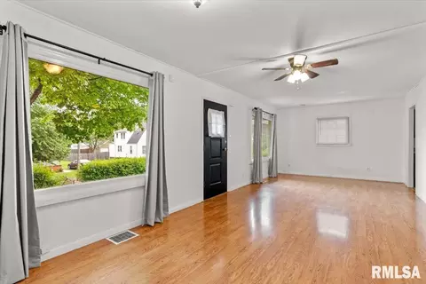Living - 1638 W Capitol Ave, Springfield, IL 62704 photo 2 of 7