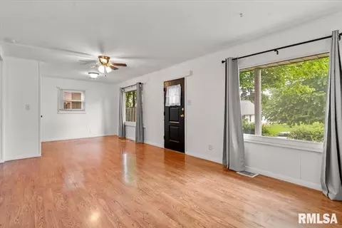 Living - 1638 W Capitol Ave, Springfield, IL 62704 photo 5 of 7