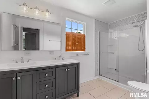 Bath - 1325 S Bates Ave, Springfield, IL 62704 photo 2 of 4