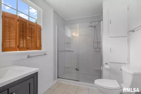Bath - 1325 S Bates Ave, Springfield, IL 62704 photo 3 of 4