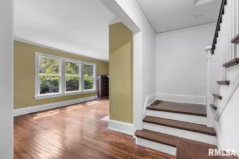 Entry Way - 1325 S Bates Ave, Springfield, IL 62704 photo 1 of 6