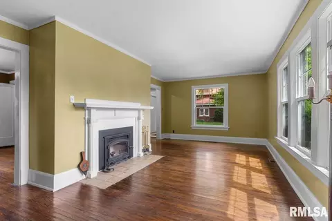 Living - 1325 S Bates Ave, Springfield, IL 62704 photo 3 of 4