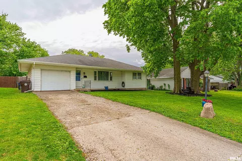 120 White Ave, Lincoln, IL 62656
