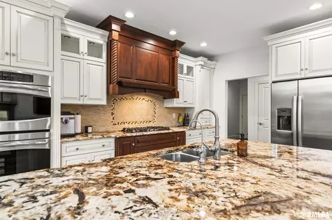 Kitchen - 2408 Wimbledon Pl, Springfield, IL 62704 photo 5 of 7