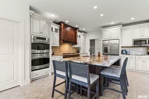 Kitchen - 2408 Wimbledon Pl, Springfield, IL 62704 photo 4 of 7