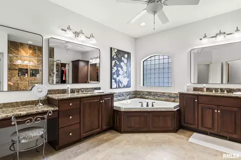 Bath - 2408 Wimbledon Pl, Springfield, IL 62704 photo 2 of 5