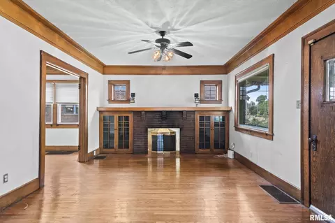 Living - 1204 Macarthur Blvd, Springfield, IL 62704 photo 2 of 7
