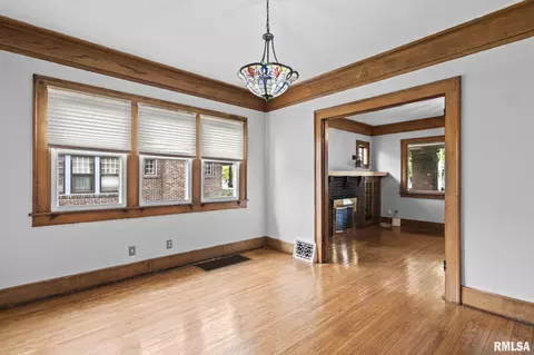 Living - 1204 Macarthur Blvd, Springfield, IL 62704 photo 7 of 7