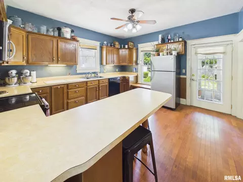 Kitchen - 400 S Adelia St, Springfield, IL 62704 photo 3 of 4