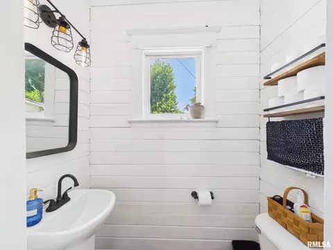 Bath - 400 S Adelia St, Springfield, IL 62704 photo 2 of 3